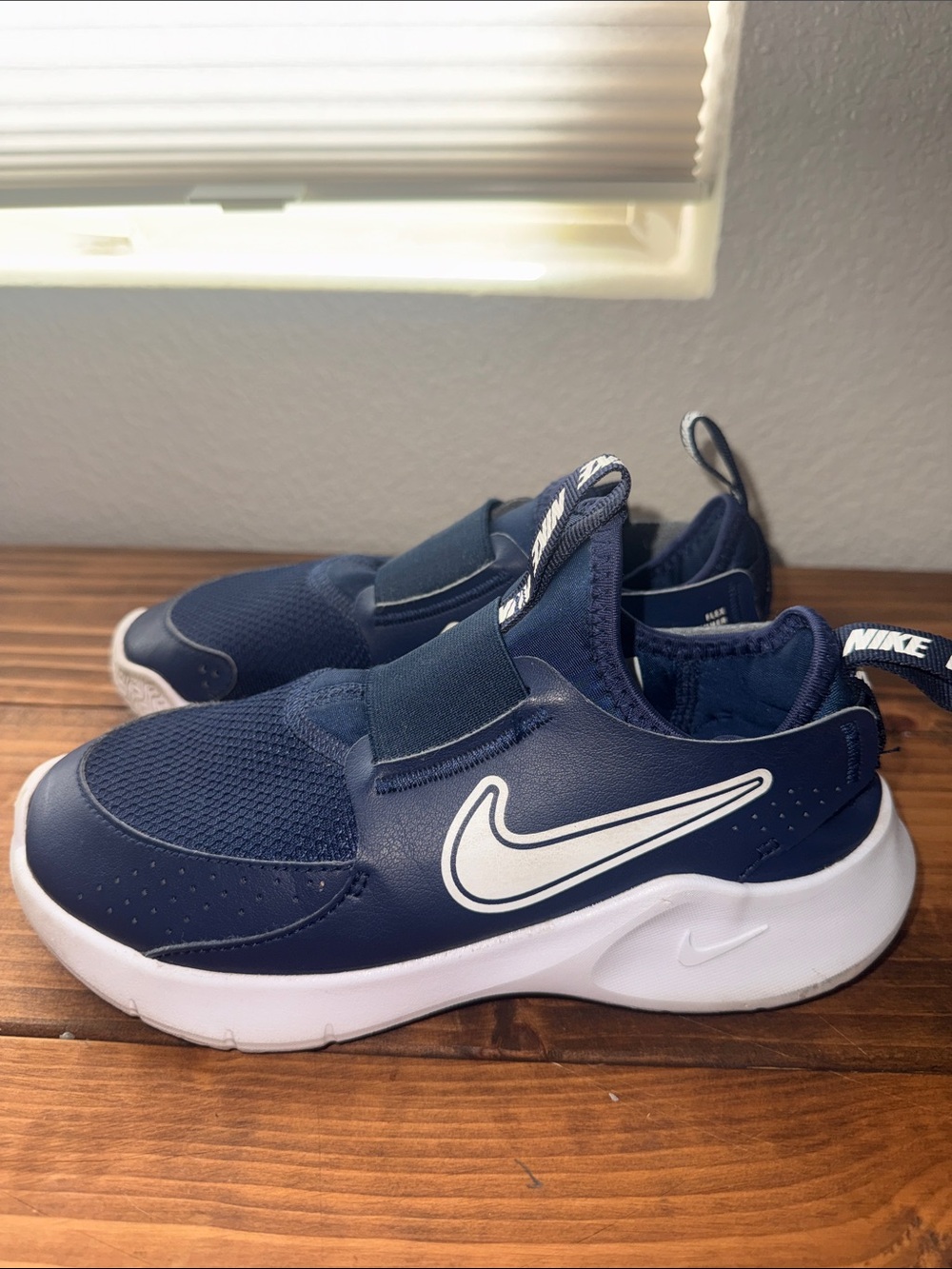 Nike Kids Navy and White Slip-On Sneakers size 2.5Y